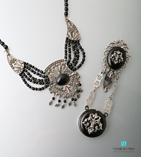 Lot comprenant un collier orné de billes... - Lot 243 - Vasari Auction