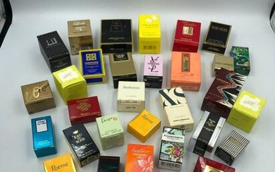 Lot de 30 miniatures de parfumeurs avec coffret et parfum d'origine