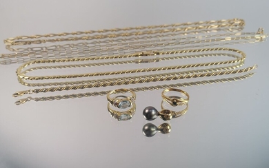 Lot de bijoux en or jaune comprenant 2 bagues, chaînette, un pendentif et 3 colliers....