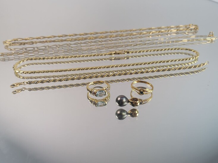 Lot de bijoux en or jaune comprenant 2 bagues, chaînette, un pendentif et 3 colliers....