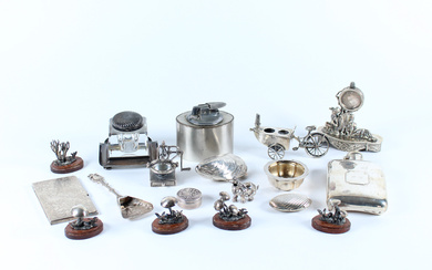 Lotto composto da numerosi oggetti diversi in argento (g pesabili 800), metallo e altri materiali (gravi difetti)
