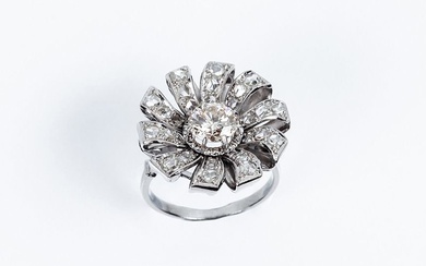 Magnifique bague vintage en platine en forme de fleur, ornée au centre d'un diamant blanc...