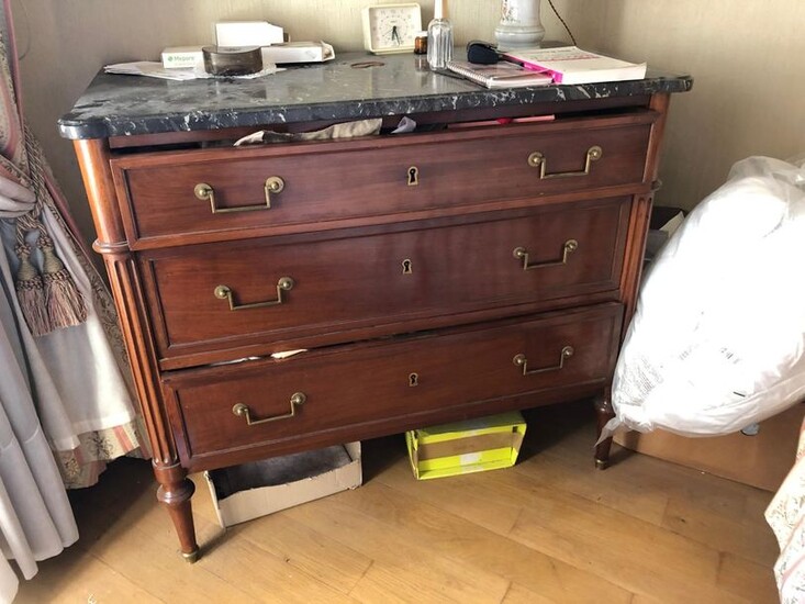 Mahogany chest of drawers with three drawers. Rounded fluted uprights...