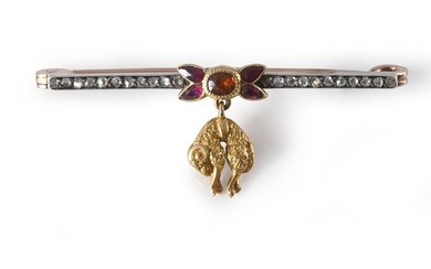 ORDER OF THE GOLDEN FLEECE. Miniature badge in yellow gold, mounted on a pink gold clasp set with diamond roses, held in the centre by a floral motif set with small rubies and a topaz.Slight wear from time, but good general condition.Title mark:...