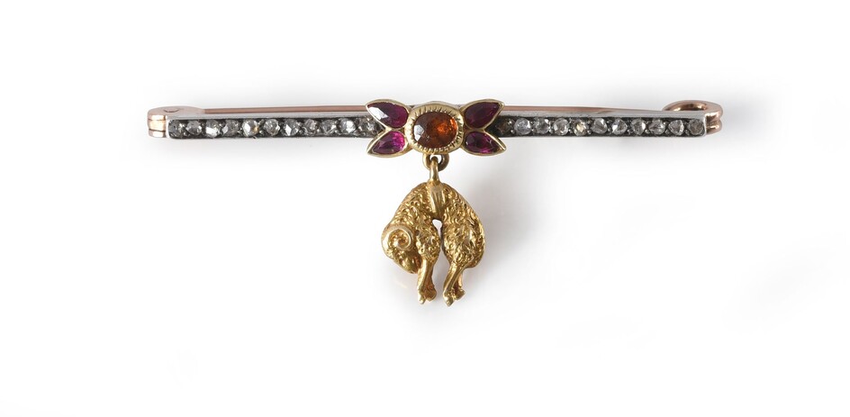 ORDER OF THE GOLDEN FLEECE. Miniature badge in yellow gold, mounted on a pink gold clasp set with diamond roses, held in the centre by a floral motif set with small rubies and a topaz.Slight wear from time, but good general condition.Title mark:...