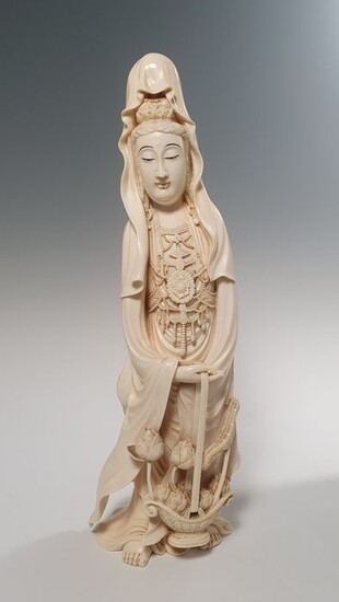 Okimono - Elephant ivory - Kannon bosatsu 観音菩薩 (Bodhisattva Avalokitesvara) - Signed Rinshi 林紫 - Japan - Meiji period (1868-1912)