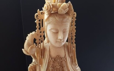 Okimono, Guayin / Kannon - Ivory - Japan - 19th century