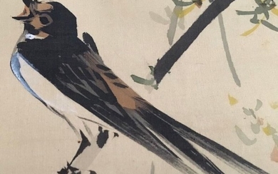 Old very beautiful scroll painting, incl. tomobako (storage box) - Handpainted on silk - 'Singing Swallow on a Willow Tree' - With signature 'Tamada...' 玉田... - Japan - ca 1920-30 (Late Taisho/Early Showa period)