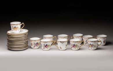 Onze tasses et sous-tasses en porcelaine à décor floral vers 1900 (accidents)