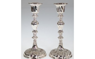 Paar Kerzenleuchter, 1-flammig, versilbert, runder Stand, geschweift gerippt, H. 15,5 cm