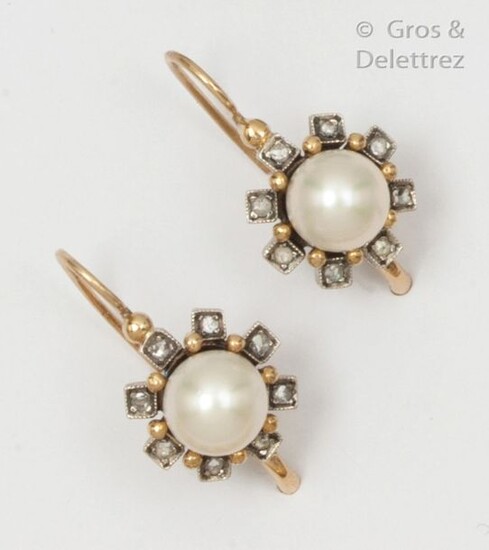 Pair of earrings in 9K yellow gold AND SILVER, adorned with pearls in a setting of rose-cut diamonds. Sleeper type clasp. Length: 2.4 g. P. Rough: 8.1g.