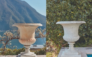 *Paire de vases Medicis en marbre blanc. Le corps à godrons. H_60 cm D_50 cm...