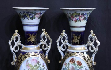 Paire de vases à deux anses en porcelaine à décor de bouquet de fleurs dans...
