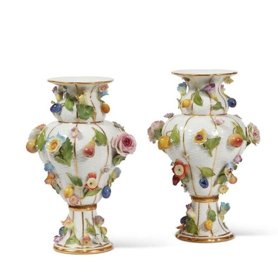 Paire de vases balustres de Meissen incrustés de fleurs 19ème siècle Marque bleue des épées...