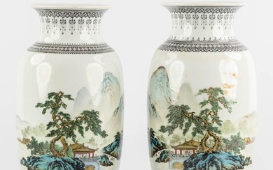 Paire de vases chinois représentant un paysage de montagne, 20e siècle. État de conservation :...