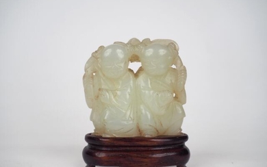 Pendentif en jade céladon représentant les frères Hehe tenant des fleurs de lotus. Chine fin...