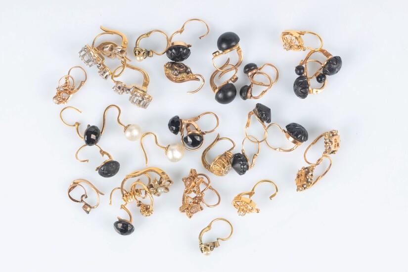 Petit lot de boucles d'oreilles dormeuses en or serties de pierres et perles. XIXème siècle...