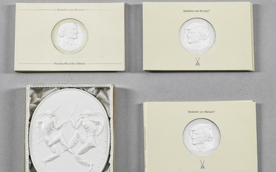Plaque de jubilé et trois médailles-portraits Plaque de jubilé ovale en porcelaine blanche avec bord...