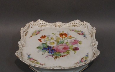 Plat de présentation en porcelaine blanche à décor polychrome de fleurs (éclats). 7x24x24 cm