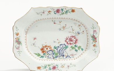 Plat octogonal en porcelaine famille rose, Chine, XVIIIe s., décor de fleurs, l. 41 cm