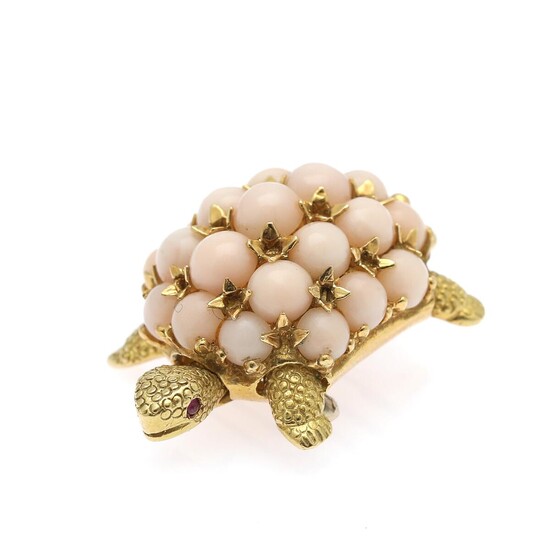 SOLD. Pomellato: A coral brooch in the shape of a turtle set with numerous corals and two rubies, mounted in 18k gold. L. app. 2.3 x 3.5 cm. – Bruun Rasmussen Auctioneers of Fine Art