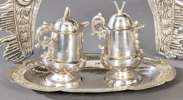 Possibly colonial silver cruets, S. XVIII.