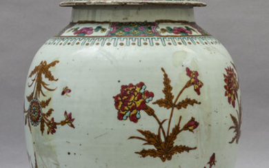 Potiche in porcellana con coperchio decorata a motivi floreali, Cina metà sec.XX...