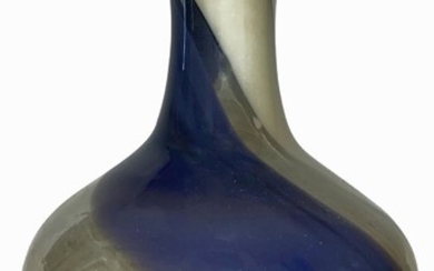 Production danoise. 70. Vase en verre soufflé à décor bleu. H 30 cm, diamètre 20...