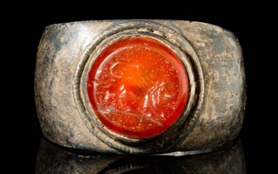 ROMAN SILVER RING WITH CARNELIAN INTAGLIO DEPICTING A LION