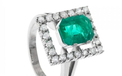 Ring in 18kt white gold. With central emerald, emerald cut, weighing ca. 3.03 cts., mounted on high