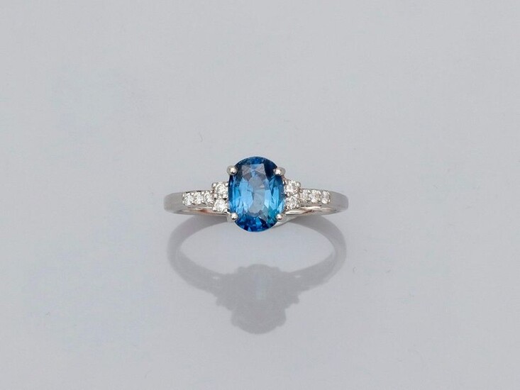 Ring in white gold, 750 MM, set with an oval sapphire weighing 2.15 carats, supported by four brilliants carried by two lines of diamonds, 20 x 8 mm, size: 53, weight: 2.75gr. rough.