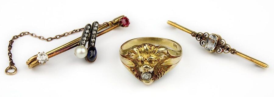 Ring with lion head and 2 brooches, each in 585 yellow gold, one brooch and ring punched, one brooch not punched: Ring with half-sculptured lion head, in the mouth old-cut diamond, approx. 0.80 ct, ring size 60; brooch with ruby as well as sapphire...