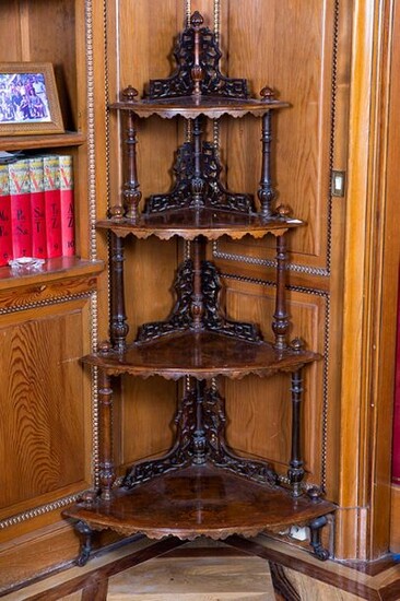 Root wood corner, England, 19th century. Four heights and fretworked decoration. Height: 140 cm. Exit: 200uros. (33.277 Ptas.)