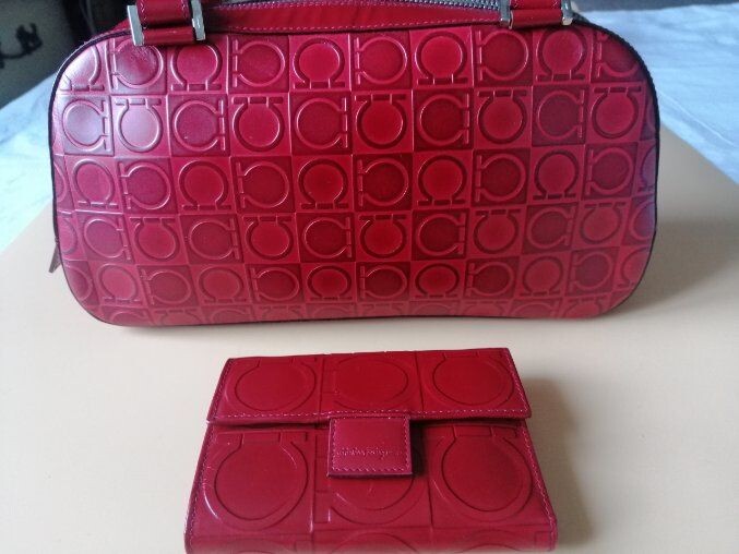 Salvatore Ferragamo - Sac à deux anses siglé du logo et un portefeuille assorti neuf en cuir rouge a leather lot: a bag and a wallet