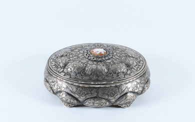 Scatola in argento di forma ovale con superficie incisa a volute fogliacee e coperchio centrato da cammeo (g lordi 500)…