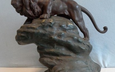 Sculpture, lion on a rock (2) - Bronze (patinated) - Early 20th century