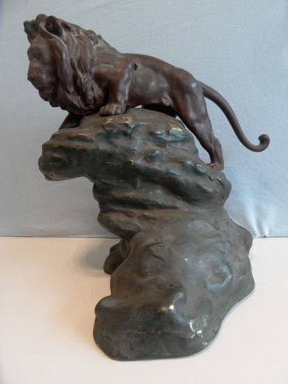 Sculpture, lion on a rock (2) - Bronze (patinated) - Early 20th century