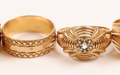 Set of two signet rings and two yellow gold rings (750). Weight : 37.6 gr