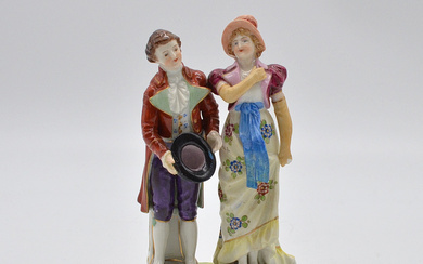 THURINGIAN PORCELAIN, ANTIQUE PORCELAIN FIGURE, “COUPLE”, HAND AND GOLD PAINTING, AROUND 1930.