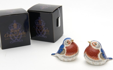 TWO ROYAL CROWN DERBY ANNIVERSARY ROBINS, BOXED, 8 CM HIGH