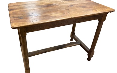 Table en bois mouluré et patiné, les pieds colonnes réunis par une entretoise XVIIIème siècle...