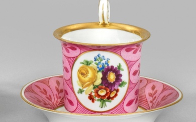 Tasse décorative Biedermeier avec décor floral sur la soucoupe. Légèrement conique, pieds en forme de...