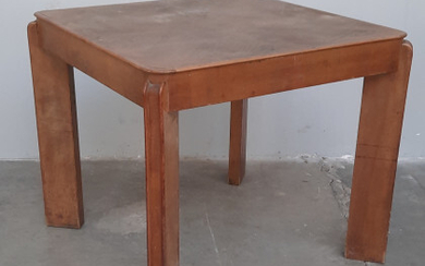 Tavolo di forma quadrata in legno. Italia, anni '40. (cm 81x71x81) (difetti)