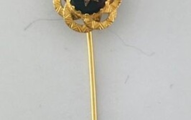 Tie pin in gold 750°/°°° decorated with a sun motif set with a ruby and roses on a plate of blood jasper, Work from the end of the XIXth century, Gross weight: 3,50g