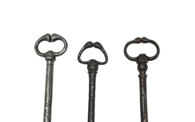 Trois clés. 12, 49 - 11, 51 - 12, 97 cm - Lot 43 - Art Richelieu