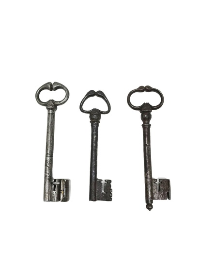 Trois clés. 12, 49 - 11, 51 - 12, 97 cm - Lot 43 - Art Richelieu
