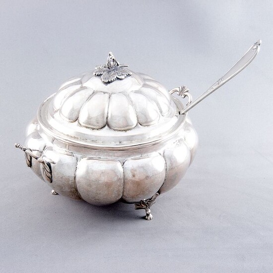 Tureen, Tureen with Ladle - .925 silver - 1.386 gr. - South America - Early 19th century