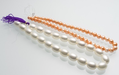 Two pearl strings of, among other things, freshwater cultured pearls (2)