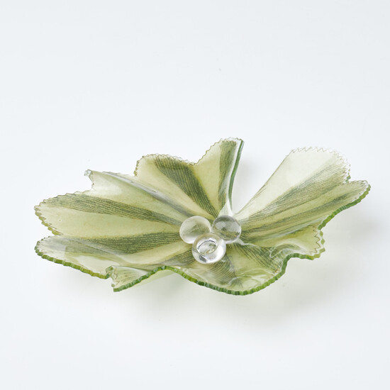 ULLA FORSELL, glass sculpture, dew cover leaf with three glass drops, pleated leaf with serrated edge, decoration in green and gray, drops in clear glass, signed and numbered 26/150.