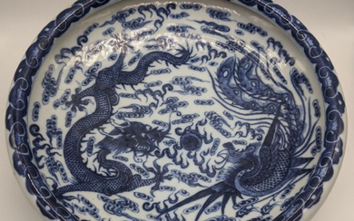 Un bol bleu et blanc de la fin du 19ème siècle représentant des dragons, portant...